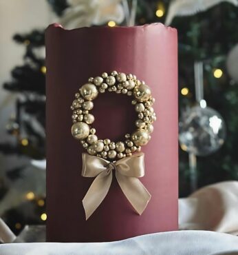 Elegant Wreath Cake with Maroon Frosting and Golden Accents 🎄