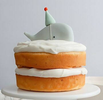 Playful Whale-Themed Cake with Minimalist Design