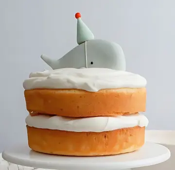 Playful Whale-Themed Cake with Minimalist Design